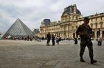 TERRORBEREDSKAB. Frank politi og militær blander sig med turisterne i Paris ved de store turistattraktioner,  blandt andet her ved verdens største museum Louvre. 