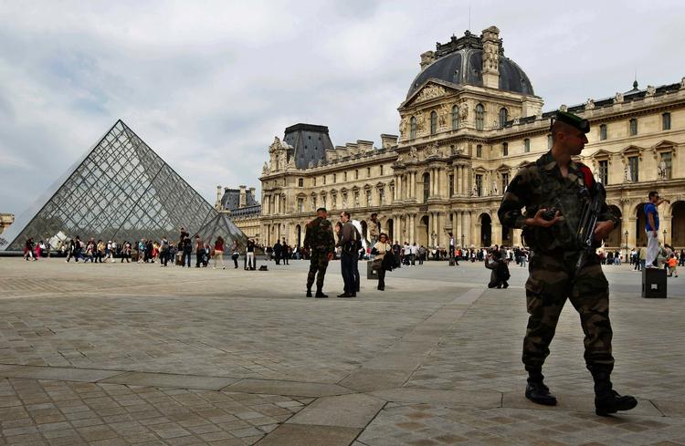 TERRORBEREDSKAB. Frank politi og militær blander sig med turisterne i Paris ved de store turistattraktioner,  blandt andet her ved verdens største museum Louvre. 