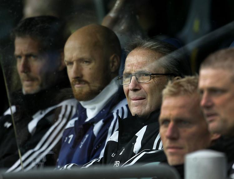 tilråb. Per Bjerregaard (midt) måtte hele kampen på Brøndby Stadion mod Horsens lægge ører til tilskuernes utilfredshed med hans ledelse i klubben. 