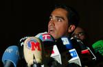 trængt. Alberto Contador gemt bag mikrofoner, da rytteren i sidste uge gav sin forklaring om dopingsagen mod ham. Arkivfoto. 