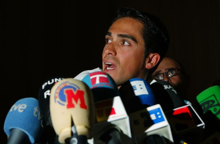 trængt. Alberto Contador gemt bag mikrofoner, da rytteren i sidste uge gav sin forklaring om dopingsagen mod ham. Arkivfoto. 