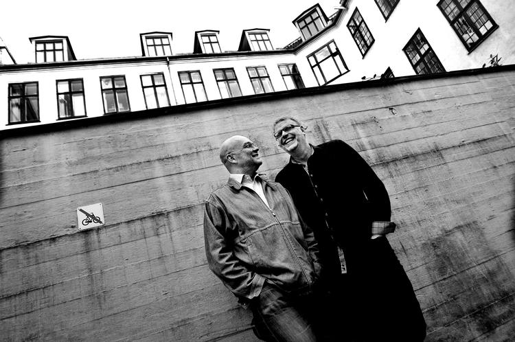 eksperimentet. Det var egentlig blot en test, da tv-folkene Michael Hjorth og Hans Rosenfeldt skrev de første 20 sider af 'Manden, der ikke var morder'. Kan I også skrive 100 sider?, spurgte forlaget. Da det lykkedes, købte forlaget bogen, som endte med at blive over 400 sider lang. Den blev siden solgt til 12 lande.