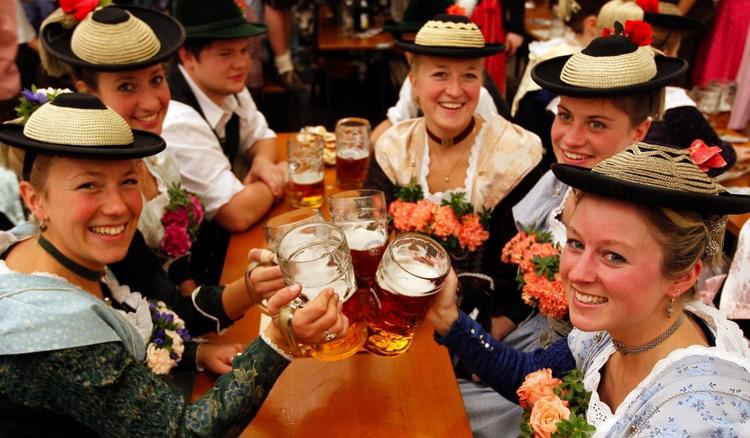 Oktoberfest. Yndige, og givetvis fredelige, gæster i fuld dirndl-dragt under årets oktoberfest i München. 