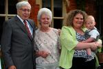 Familiefoto. Nobelprisvinder Robert Edwards poserer ved verdens første reagensglasbarn, Louise Browns, 30-års fødselsdag i 2008. Louise, der står ved siden af sin mor Lesley Brown, har fået sønnen Cameron. 