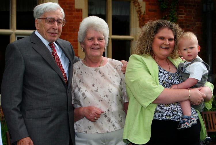 Familiefoto. Nobelprisvinder Robert Edwards poserer ved verdens første reagensglasbarn, Louise Browns, 30-års fødselsdag i 2008. Louise, der står ved siden af sin mor Lesley Brown, har fået sønnen Cameron. 