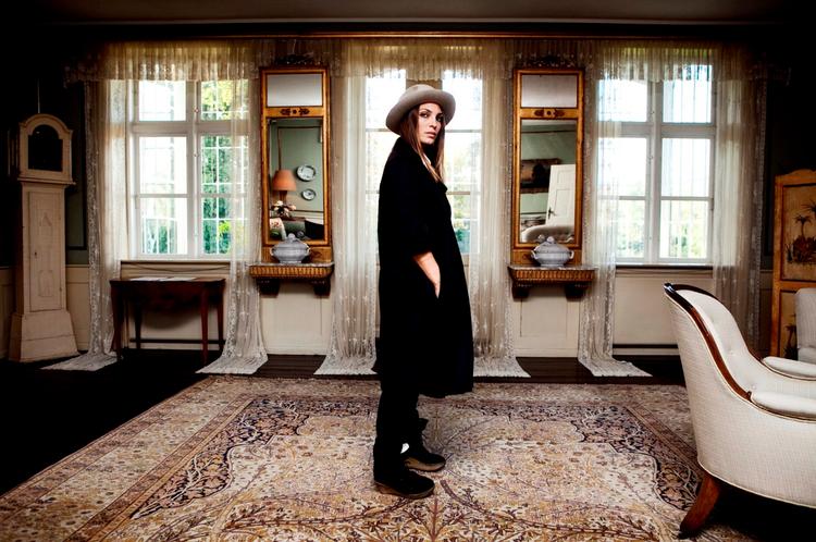 Memento mori II. Anika Lori føler sig ekstra meget i live, når hun sidder ved Karen Blixens grav. 