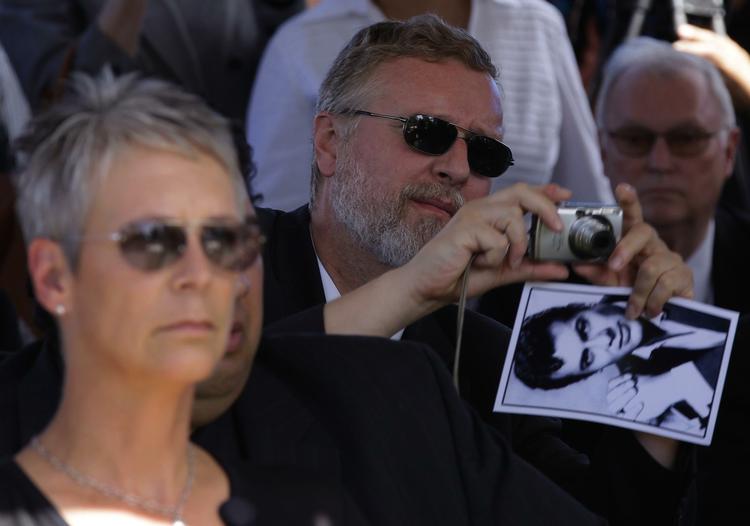 Sorg. Jamie Lee Curtis (forrest) er resultatet af Tony Curtis' første ægteskab med skuespilleren Janet Leigh. 