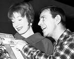 Wisdom. Den britiske komiker Norman Wisdom ses her i selskab med skuespilleren Shirley MacLaine under en pladereception i 1961. »Min komik er for børn i alderen 3 til 93. Og man skal have en lidt barnlig sans for humor. Har man ikke det, er det meget trist«, sagde Wisdom om nøglen til sin succes. 
