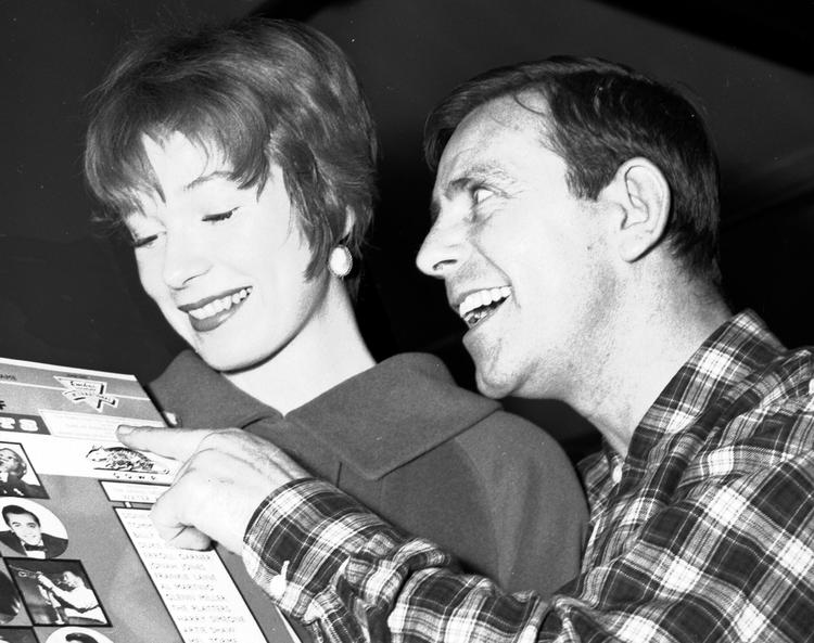 Wisdom. Den britiske komiker Norman Wisdom ses her i selskab med skuespilleren Shirley MacLaine under en pladereception i 1961. »Min komik er for børn i alderen 3 til 93. Og man skal have en lidt barnlig sans for humor. Har man ikke det, er det meget trist«, sagde Wisdom om nøglen til sin succes. 