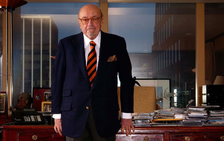 Ahmet Ertegun, stifteren af Atlantic Records, er et af de prominente navne, som bliver nævnt i 'Record Man'. 
