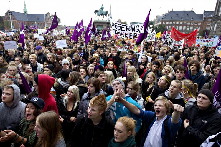 PROTEST. Ifølge de unge var der 25.000 til demonstration i København. Politiet mente dog, at kun 4.000 var på Christiansborg Slotsplads. 