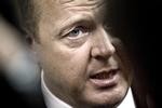 Snak. Lars Løkke Rasmussen forsøgte mandag at neddysse sagen om overbetaling af privathospitalerne. 
