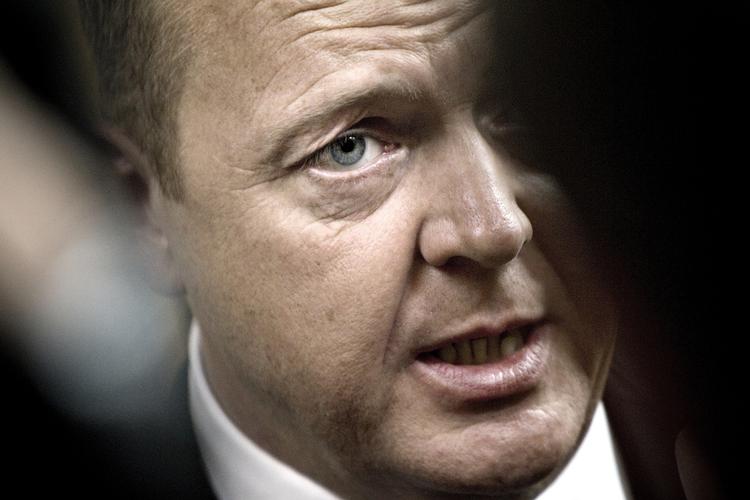 Snak. Lars Løkke Rasmussen forsøgte mandag at neddysse sagen om overbetaling af privathospitalerne. 
