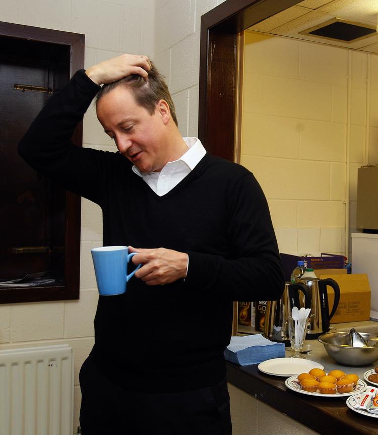 Sparetid. Premierminister Camerons spareplaner begynder at gøre ondt på den britiske befolkning. 