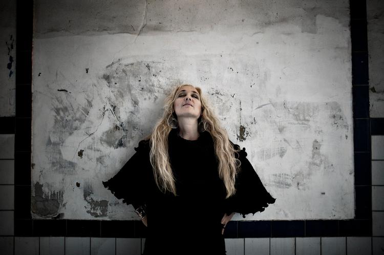 Passion. »Musik skal være sexet.  Der skal være noget spænding og  nogle drifter på spil. Den første musik, jeg kan huske, som virkelig rørte  mig, var Mozarts 'Don Juan', som min  mor sang, da jeg var fire-fem år«,  siger Cæcilie Norby. 