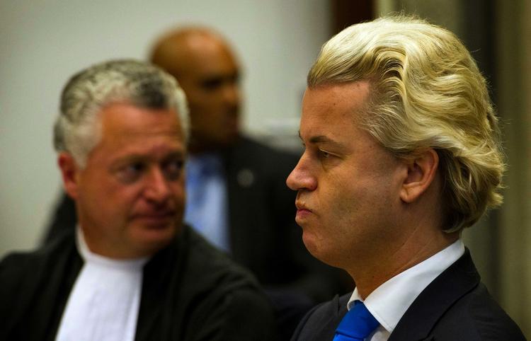 retsmøde. Geert Wilders og hans advokat Bram Moszkowicz (til venstre) ved starten af racismesagen mod ham. 