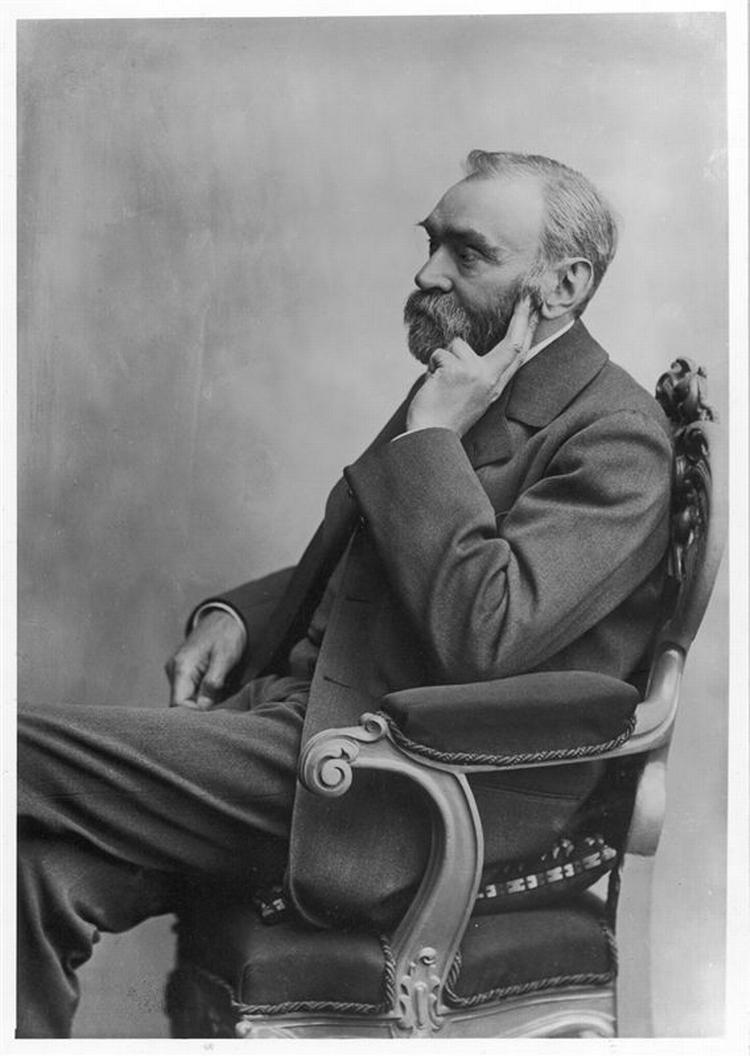 En af Europas rigeste mænd, svenskeren Alfred Nobel, valgte at støtte opfindelser og kulturel formåen gennem en økonomisk velstillet fond. Arkivfoto. 