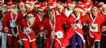 juleræs. Julemanden er for kommerciel, mener tyske biskopper. Her er det 300 julemænd, der  deltager i et julemandsløb i Dusseldorf. 
