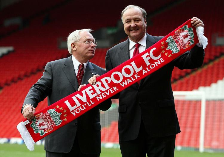 klub-salg. Det kan blive nødvendigt med en retssag for at presse Liverpool FC's ejere, George Gillett Jr. (tv) og Tom Hicks, ud af klubben. Imens nærmer fristen for indfrielse af klubbens gæld sig hastigt. Arkivfoto. 