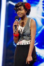 Gamu. 18-årige Gamu Nhengu optræder her i det britiske 'X Factor'. Nu vil de britiske udlændingemyndigheder smide hende og hendes familie helt ud landet. 
