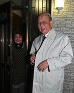 Nobeljubel. Akira Suzuki, den ene af de tre vindere af nobelprisen i kemi, forlader sit hjem i Ebetsu, Japan, for at give en pressekonference om den store nyhed. Hustruen Yoko giver ham et smil med på vejen. 