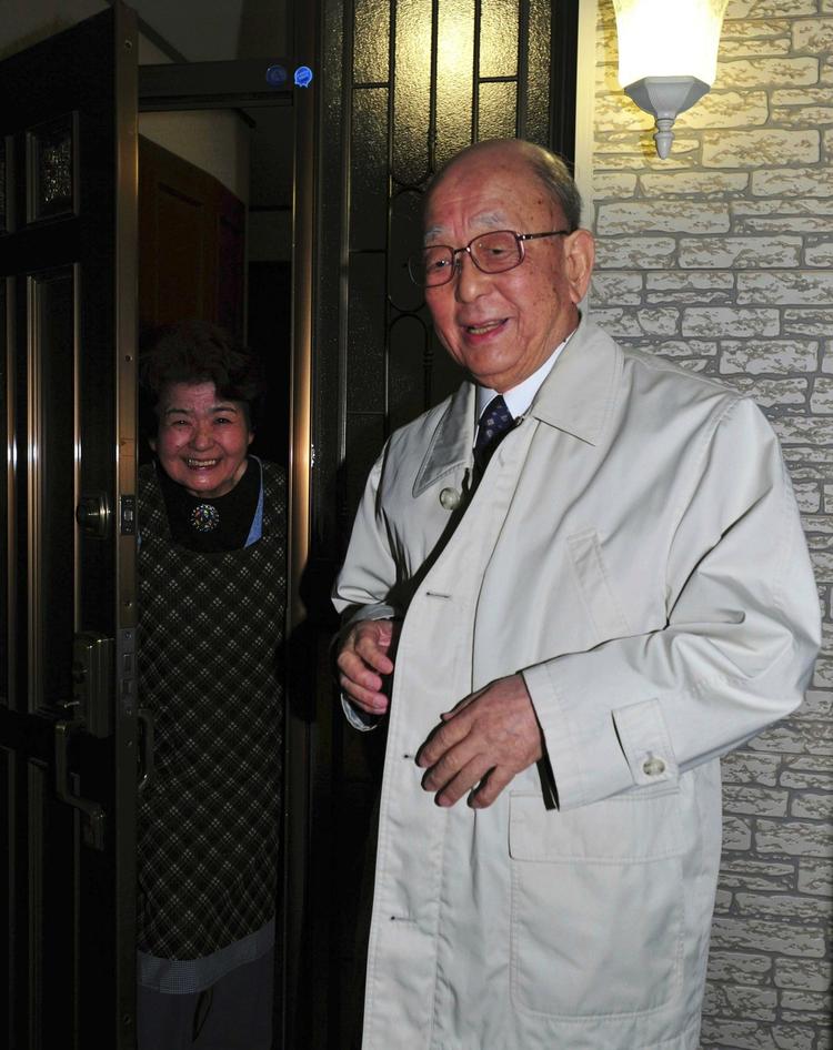 Nobeljubel. Akira Suzuki, den ene af de tre vindere af nobelprisen i kemi, forlader sit hjem i Ebetsu, Japan, for at give en pressekonference om den store nyhed. Hustruen Yoko giver ham et smil med på vejen. 