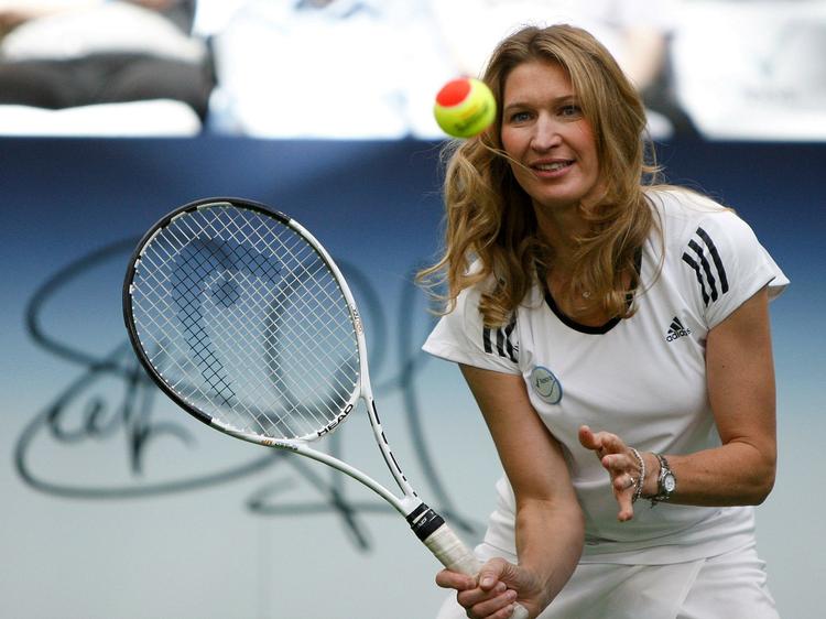 Rekordkvinde. Steffi Graf er den bedste kvindelige tennisspiller i nyere tid. I sin karriere vandt den nu 41-årige tysker 22 grandslamturneringer og lå trods hård modstand fra Arantxa Sánchez Vicario og Monica Seles nummer et i verden i hele 377 uger, hvilket svarer til mere end syv år. Arkivfoto. 