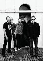 Hverdagspoesi. Magtens Korridorer har evnen til at forene det hårde rockudtryk med det folkelige og det mundret poetiske - præcis som f.eks. Gasolin'. 