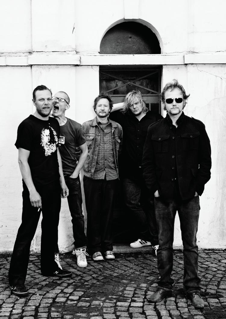 Hverdagspoesi. Magtens Korridorer har evnen til at forene det hårde rockudtryk med det folkelige og det mundret poetiske - præcis som f.eks. Gasolin'. 