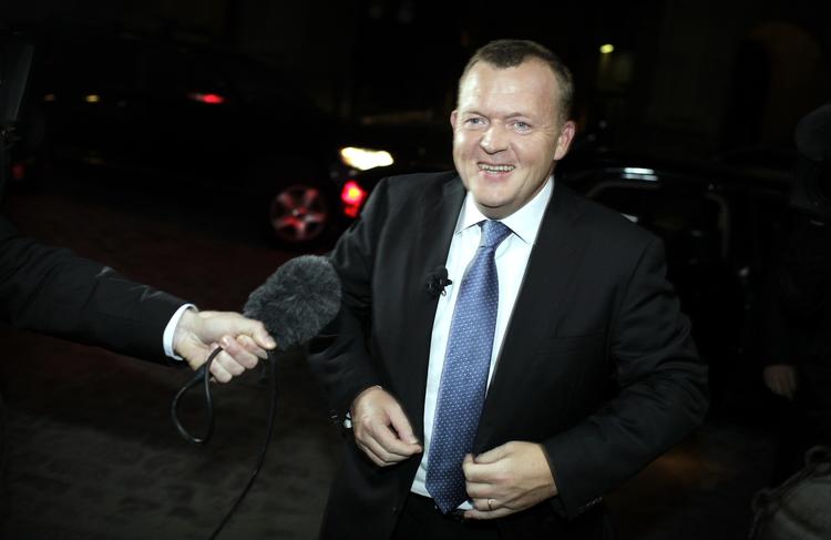 Godaften. Statsministeren var optimistisk på vej ind til debatten. 