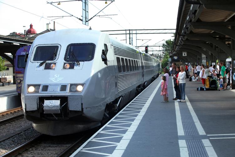 Fartdjævel. Toget X2000, som SJ vil køre med i Danmark, kan nå hastigheder på 200 km i timen i Sverige. Helt så hurtigt kommer det dog ikke til at gå på de overbefærdede danske togstrækninger. 