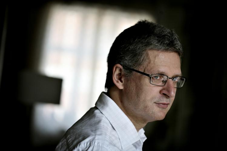 fortrængning. Flemming Roses nye bog, 'Tavshedens tyranni', har sammen med Ken Folletts nye roman skubbet krimierne ned fra toppen af bestsellerlisten. (Arkiv) 