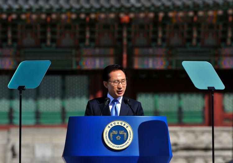valutakrig. Sydkoreas leder Lee Myung-Bak lægger op til en konfrontation med Kina, der anklages for at skade andre landes økonomi ved at holde valutaen kunstigt lav. 