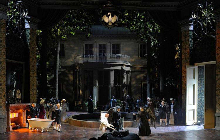 Festspil. Hvert år er der gang i den på scenen i Bayreuth - her er det operaen Parsifal, der blev opført sidste år. 