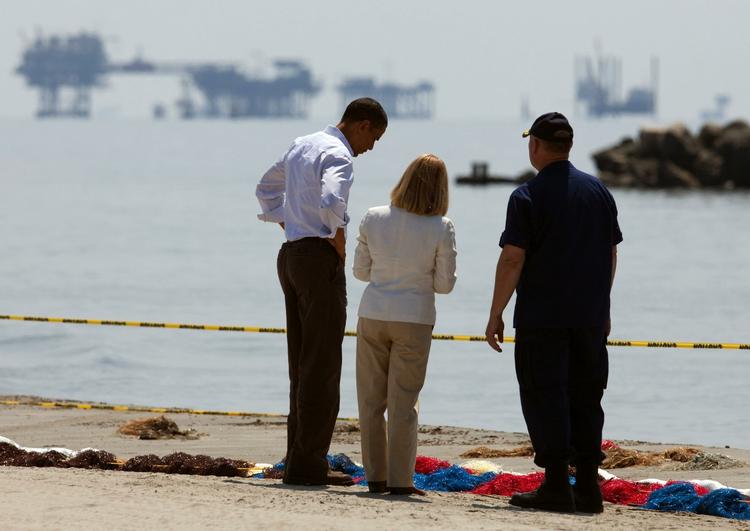 katastrofe. 28. maj besøber Præsident Obama området ud for Deepwater Horizon platformen for selv at tage håndteringen af katastrofen i øjesyn. 