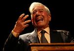Nobelprist. Den rutinerede 74-årige forfatter Mario Vargas Llosa ses her i forbindelse med et valgmøde i nabolandet Chile i januar. 