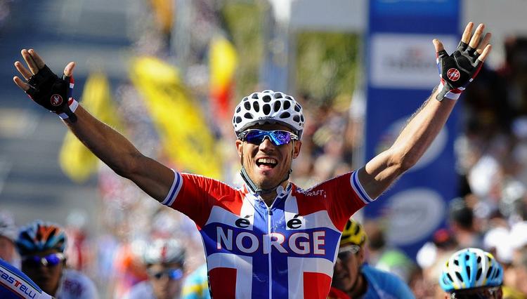 Verdensmester. Norske Thor Hushovd kører først over stregen foran Matti Breschel ved VM i Australien søndag. Arkivfoto. 