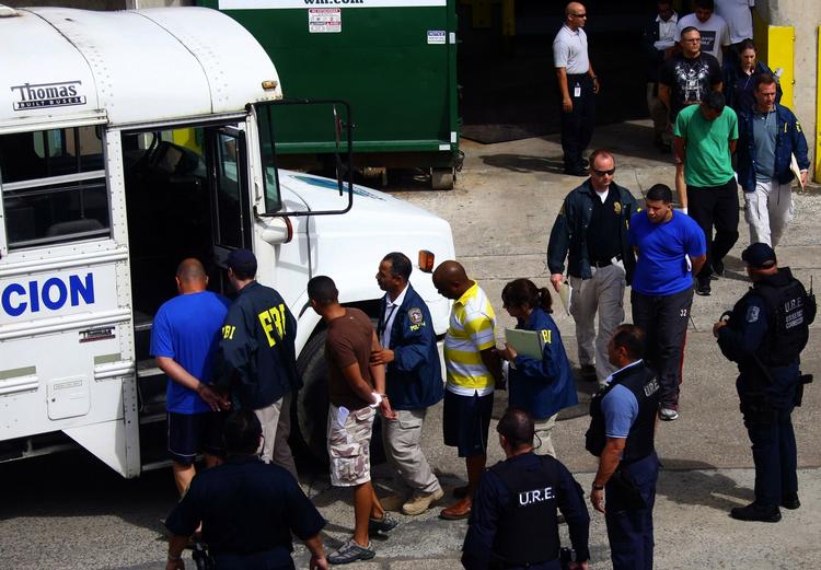 Taget. 133 personer er anholdt i kæmpe aktion mod korrupte politifolk i Puerto Rico. 