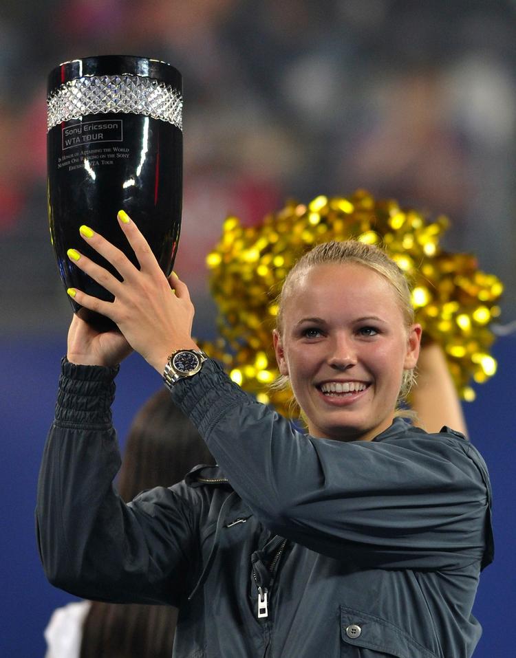 Verdensetter. Caroline Wozniacki løfter verdensetter-trofæet, og det er større, end da fodboldlandsholdet vandt EM i 1992. 