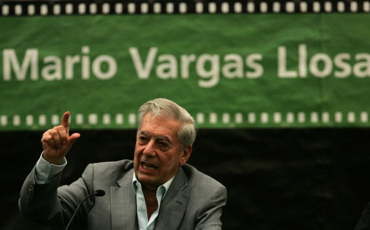 Llosa. »Han er svær at oversætte, men ikke svær at læse. Vargas Llosa har en særlig evne til at blande det eksperimenterende og intellektuelle med det underholdende«, siger peruanerens danske oversætter. 