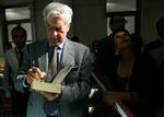 Llosa. 74-årige Mario Vargas Llosa signerer her bøger i det peruanske litteraturhus i hovedstaden Lima på et foto fra februar. 