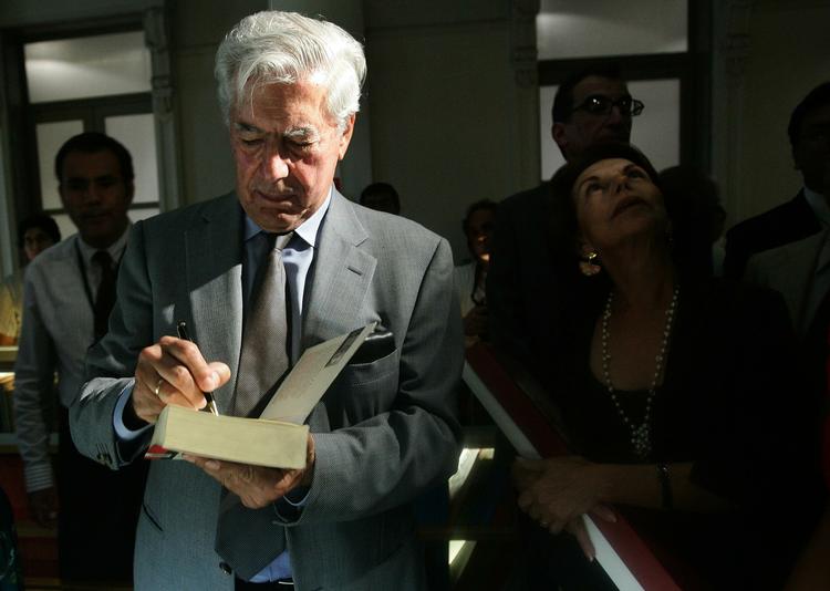 Llosa. 74-årige Mario Vargas Llosa signerer her bøger i det peruanske litteraturhus i hovedstaden Lima på et foto fra februar. 