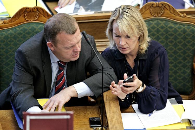 Demonstration. Lene Espersen (K) viser statsministeren sin nye iPhone under Folketingets åbningsdebat i går. 