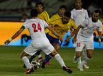 opvisning. Brasiliens Andre Santos forsøger at zigzagge sig gennem det iranske forsvar i venskabskampen torsdag. 