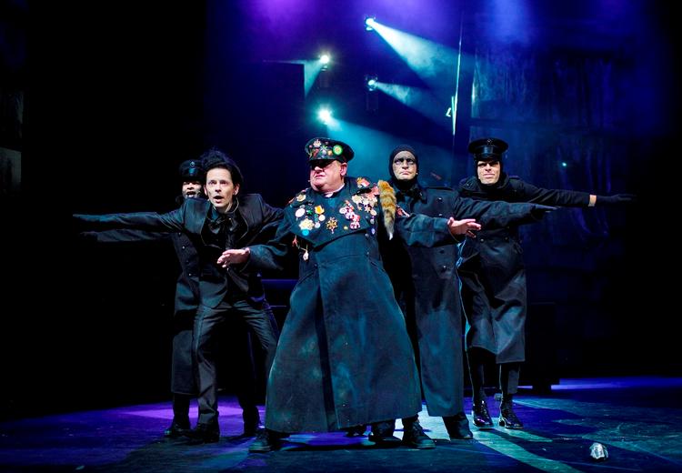 Eksportvarer. I første omgang er det Beatles-forestillingen 'Come Together' og 'Teaterkoncert Bob Dylan' (i billedet), der skal sendes over landets grænser. PR-foto: Jan Jul 