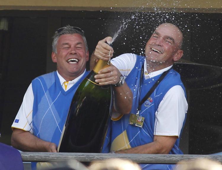 dunhill. Thomas Bjørn (th) jubler over Europas sejr ved Ryder Cup, hvor danskeren var vicekaptajn. Arkivfoto. 