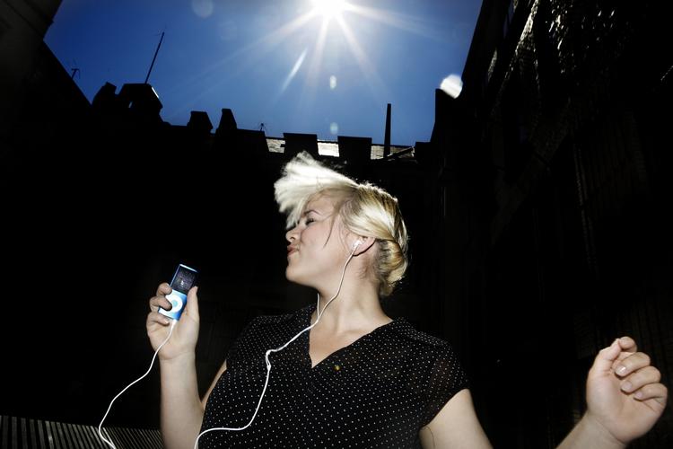 I iTunes ligger musikken kun i to filformater, enten i M4P eller i AAC, hvilket man kun kan være sikker på, at Apples egne musikafspillere kan håndtere. 