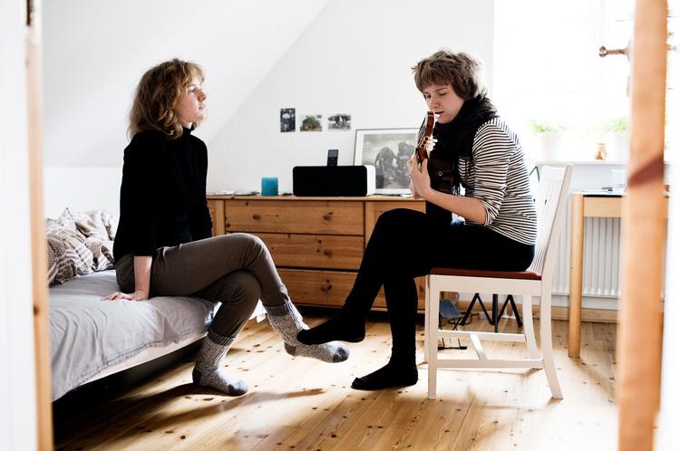18-årige Kirsten og Marie går i 2.g og er glade for kanariefugle. Og så skriver de ellers sange, der hitter på P3. Og tager på turne med Fallulah. Foto: Ditte Valente 