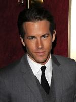 Både hans far og flere instruktører har frarådet ham at blive skuespiller pga. det begrænsede talent. Men Ryan Reynolds arbejdede hårdt og disciplineret, og nu er han endelig begyndt at blive taget seriøst i Hollywood. 