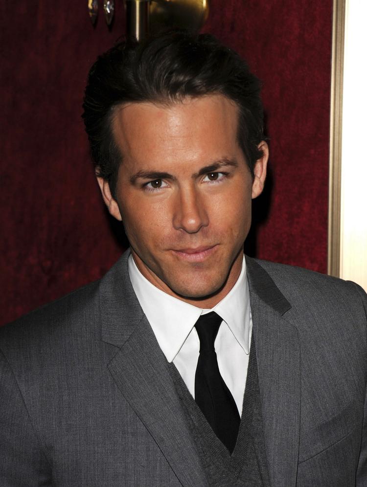 Både hans far og flere instruktører har frarådet ham at blive skuespiller pga. det begrænsede talent. Men Ryan Reynolds arbejdede hårdt og disciplineret, og nu er han endelig begyndt at blive taget seriøst i Hollywood. 